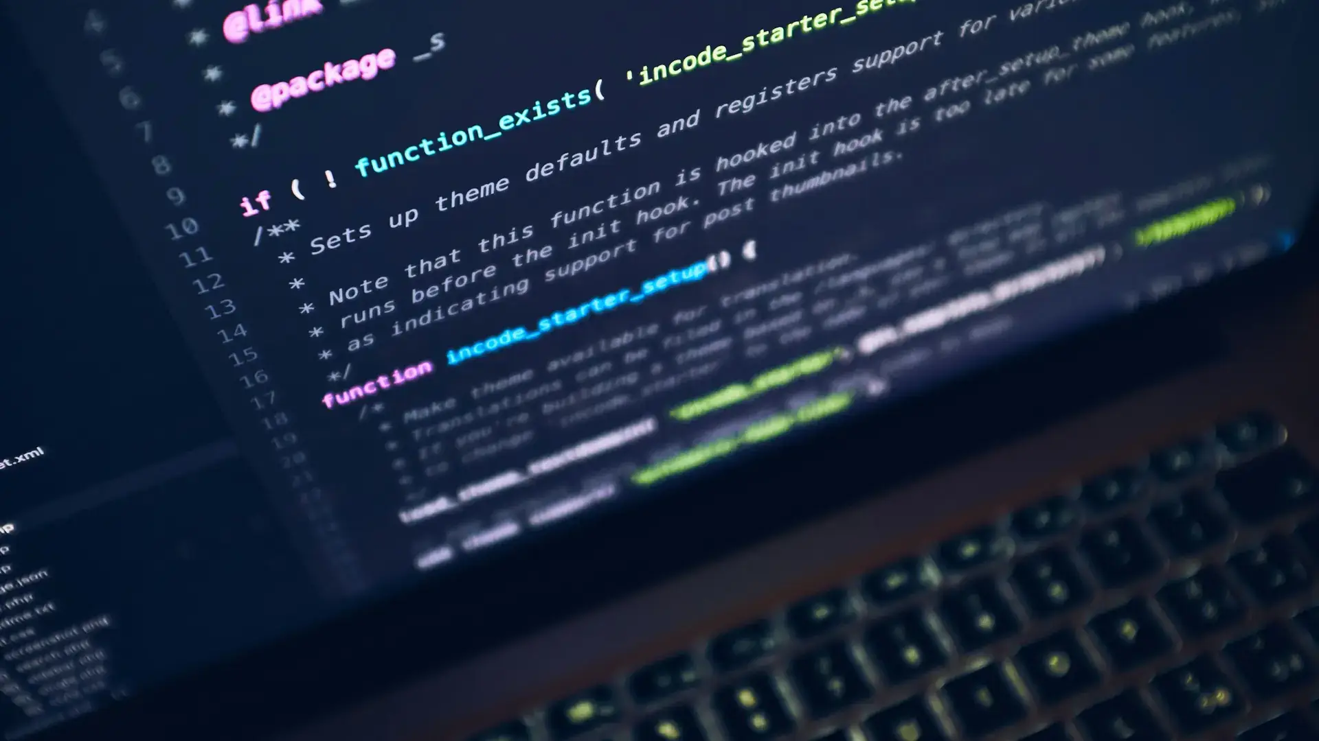 Koyu temalı kod editörü ekranı ve dizüstü bilgisayar klavyesi
